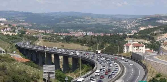 Tem’de Araç Kuyruğu Uzamaya Başladı