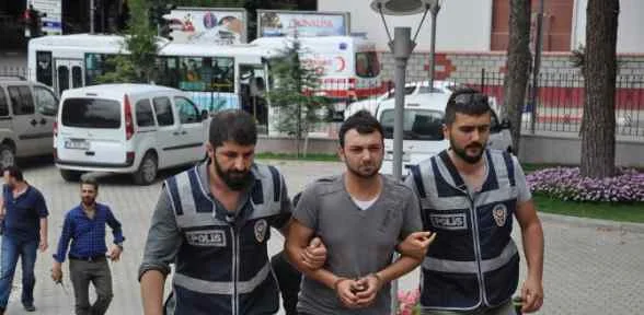 Önce Boğazını Kesti, Sonra Arabasını Kundakladı