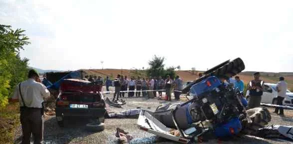 Otomobil Traktöre çarptı: 2 ölü, 4 Yaralı