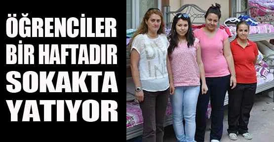 Öğrenciler Bir Haftadır Sokakta Yatıyor