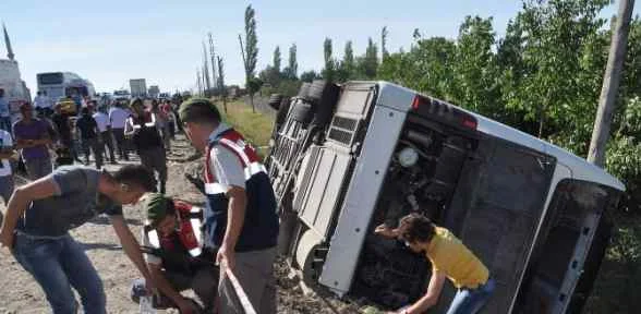 Otobüs Devrildi: 8 ölü