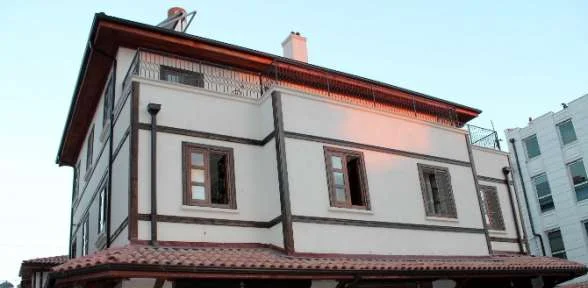 Motelin Penceresinden Düştü