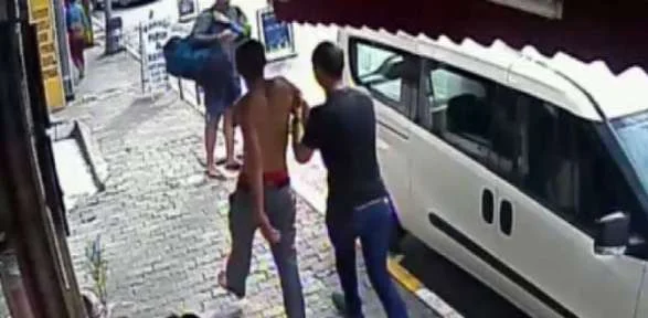 Spatulalı Saldırgan Serbest