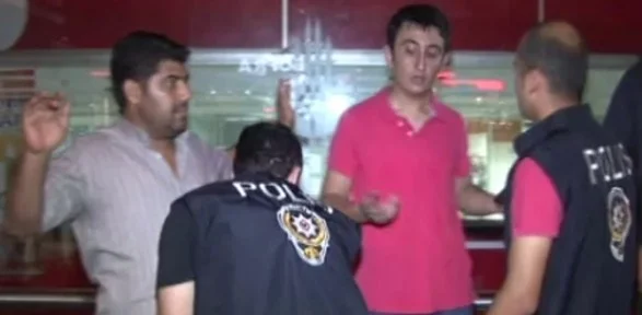Polis Tek Tek Aradı