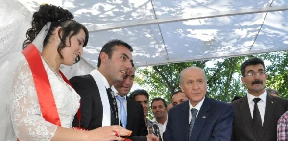 Bahçeli Yüzük Taktı