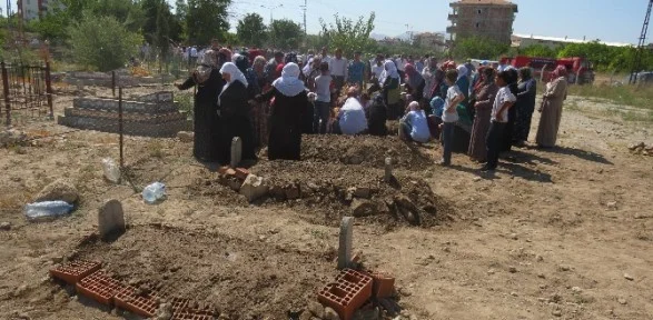Yan Yana Toprağa Verildiler