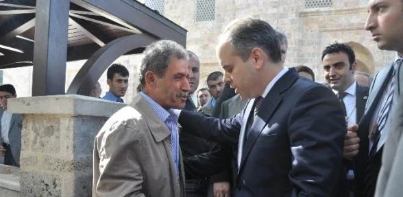 Cami Avlusunda Sigara Içen şahsı Bakan Uyardı