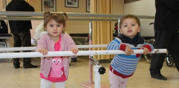 Suriyeli Ikiz Bebeklere Ortez Takıldı