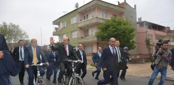 Bakan bisiklete bindi ’ya sağlık’ dedi