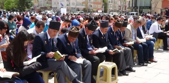 İki bin kişi aynı anda kitap okudu