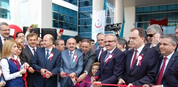 Uzay üssünü andıran hastanenin açılışını o bakan yaptı