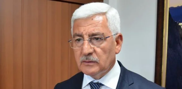 Öğrencilerin başlarından para saçan müdüre soruşturma