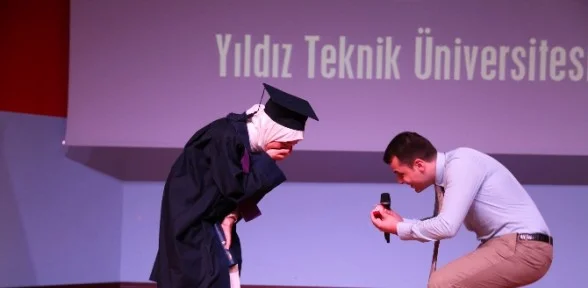 Mezuniyet töreninde süpriz evlilik teklifi