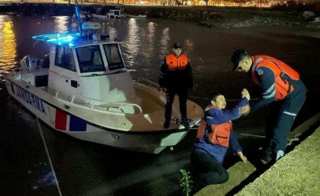 Bursa'da gölde mahsur kalan vatandaşların yardımına jandarma koştu