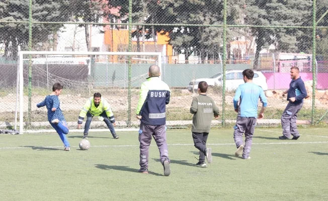 Depremzede çocuklarla moral maçı