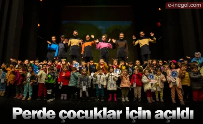 Perde çocuklar için açıldı
