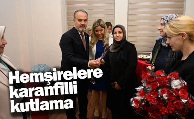 Hemşirelere karanfilli kutlama
