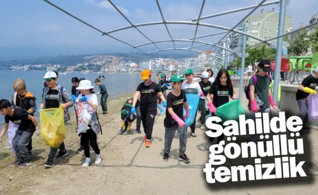Sahilde gönüllü temizlik