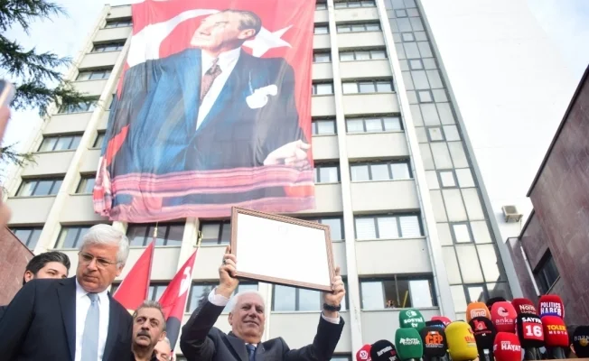 Bozbey mazbatasını aldı... Bursalılara bayram müjdesini verdi