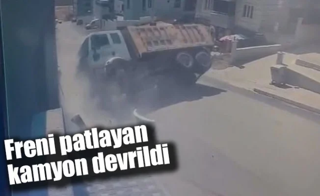 Freni patlayan kamyon devrildi