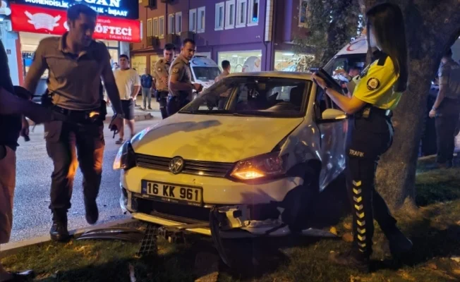 Kontrolden çıkan otomobil önce kamyonete ...