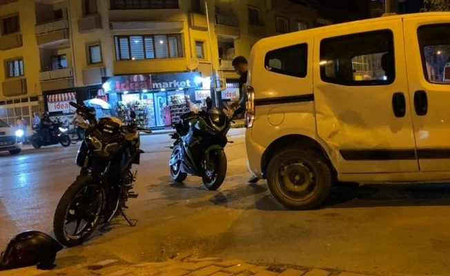 Hafif ticari araç ile motosiklet çarpıştı