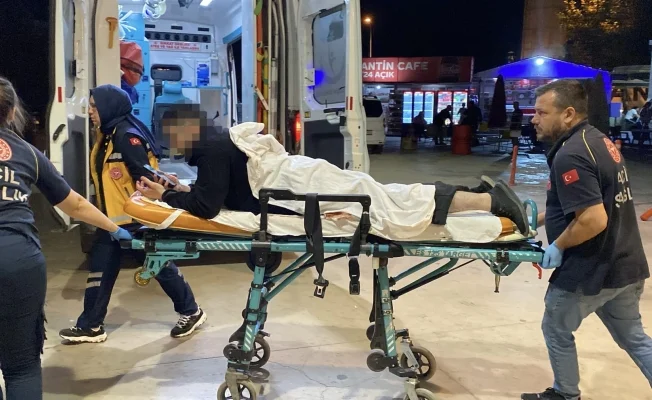 Kavgayı ayırmak isterken bıçaklandı