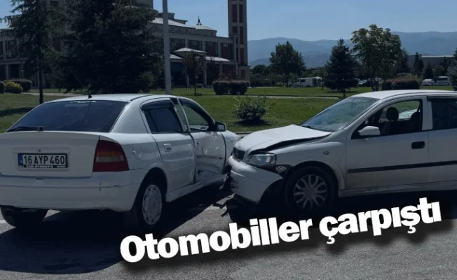 Otomobiller çarpıştı