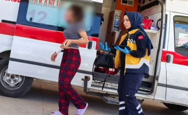Sinirlenip cama yumruk attı hastanelik oldu