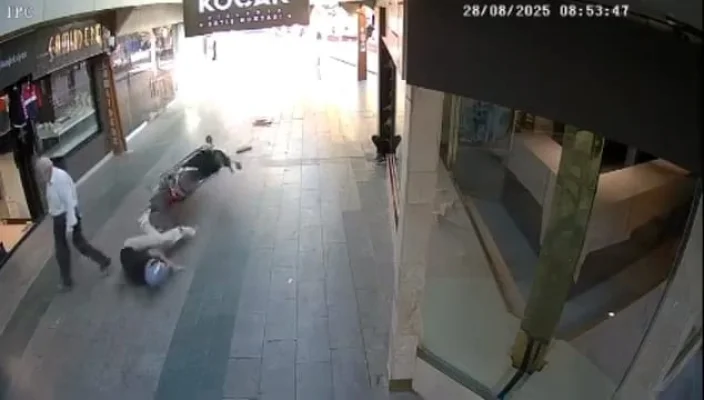 Motosiklet kazası güvenlik kamerasında