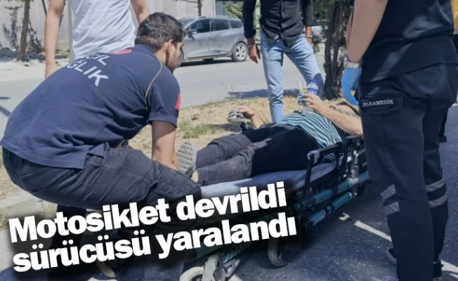 Motosiklet devrildi, sürücüsü yaralandı