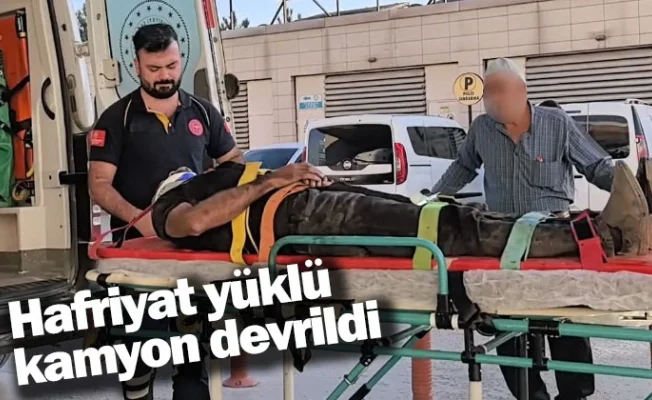 Hafriyat yüklü kamyon devrildi