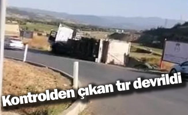 Kontrolden çıkan tır devrildi
