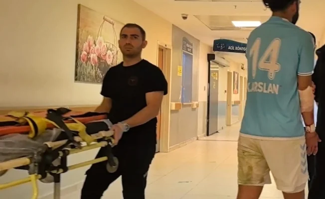 Yenilgiye sinirlenen futbolcu...