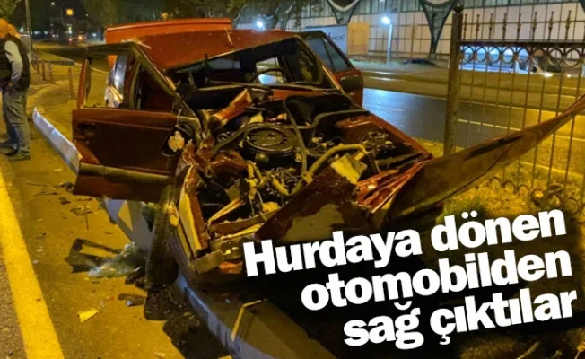 Hurdaya dönen otomobilden sağ çıktılar