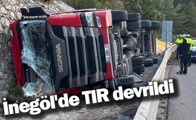 İnegöl'de TIR devrildi