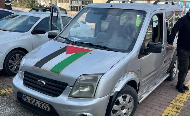 Filistin bayrağı astığı aracıyla alkol alarak seyretti 