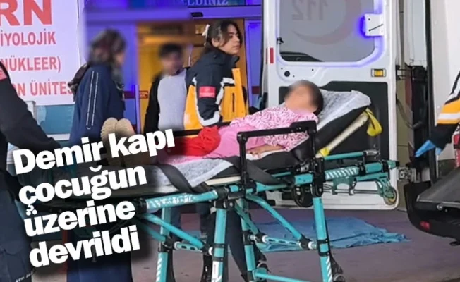 Demir kapı çocuğun üzerine devrildi