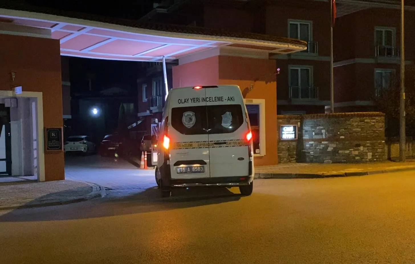 Park halindeki araca yorgun mermi isabet etti