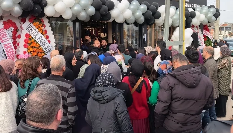 İnegöl’de Mağaza Açılışında İzdiham
