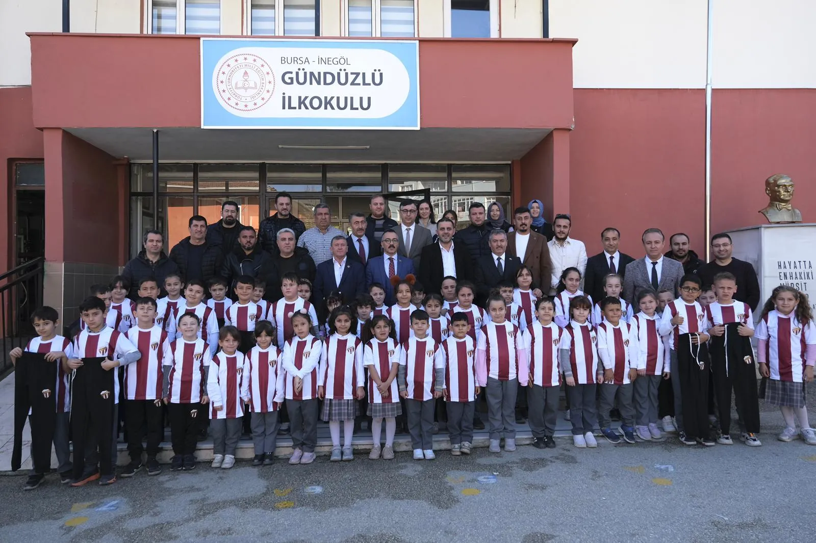 Gündüzlü’de Çocukların Yüzleri İnegölspor Formasıyla Güldü