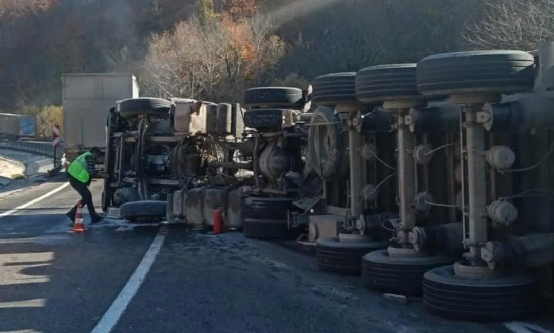 İnegöl'de TIR devrildi