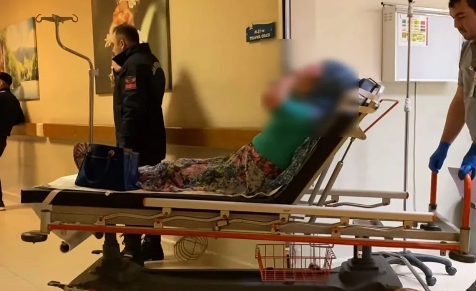 Lastiği patlayan araç şarampole yuvarlandı