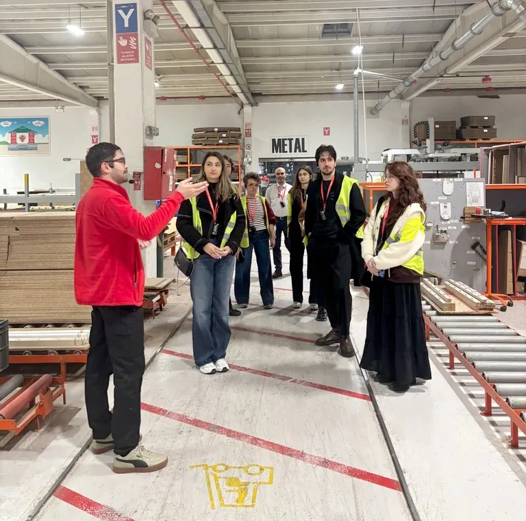 GENÇ TASARıMCıLAR ÇİLEK’TE: HAYALİN ÜRÜNE DÖNÜŞTÜĞÜ SÜRECİ YERİNDE GÖZLEMLEDİLER