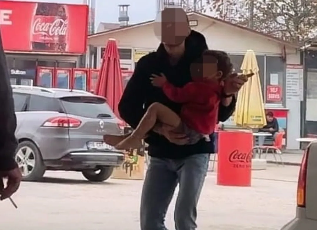 Üzerine kaynar su döküldü!