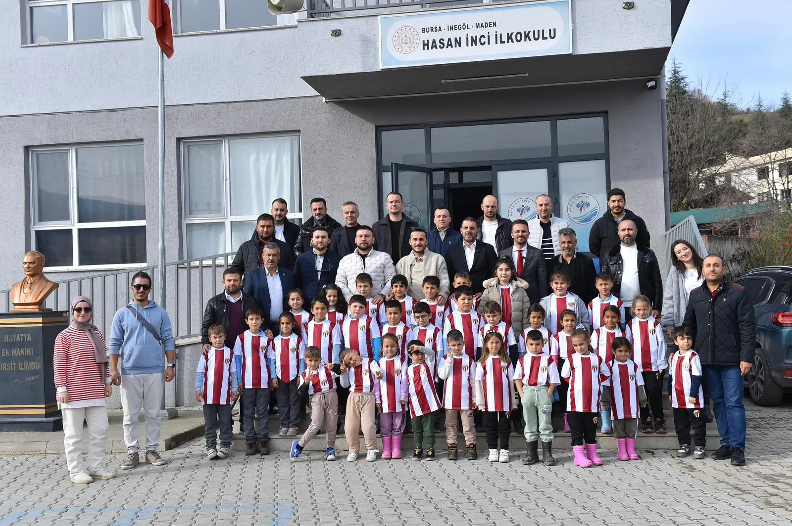 Yasin Altuntepe ve ekibinden 65 öğrencinin yüzünü gülümseten destek