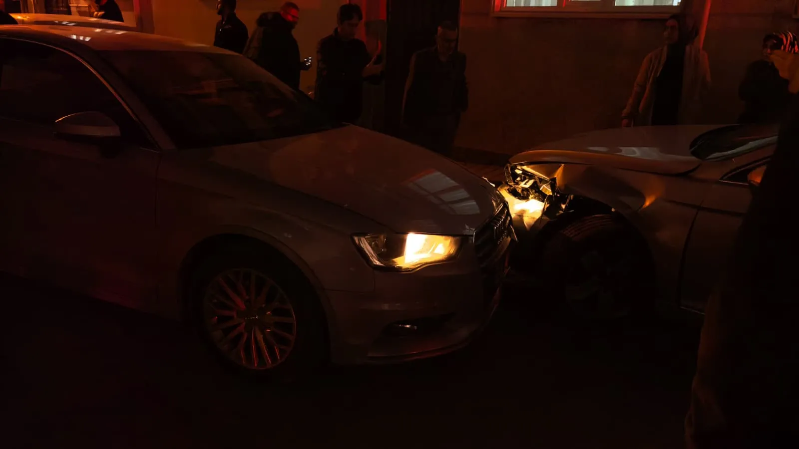 “Dur” ihtarına uymadı, araçlara çarpa ...