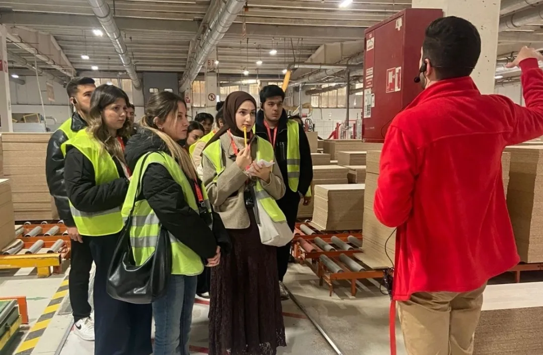 ÇİLEK, GELECEĞİN MÜHENDİSLERİNİ ÜRETİM SAHASINDA AĞIRLADI