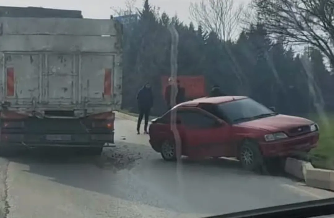 Kontrolden çıkan otomobil refüje çarptı