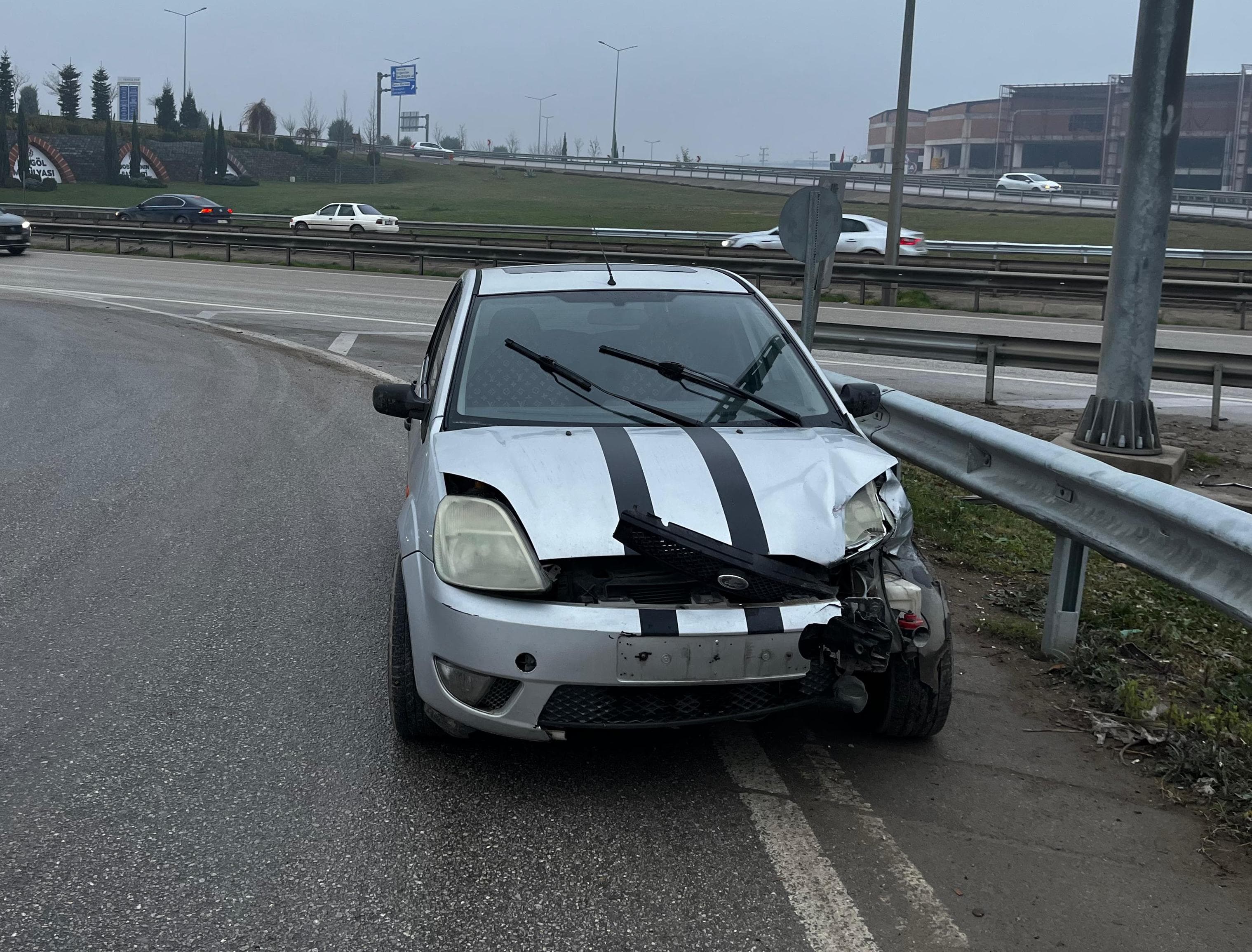 Otomobil bariyerlere çarptı